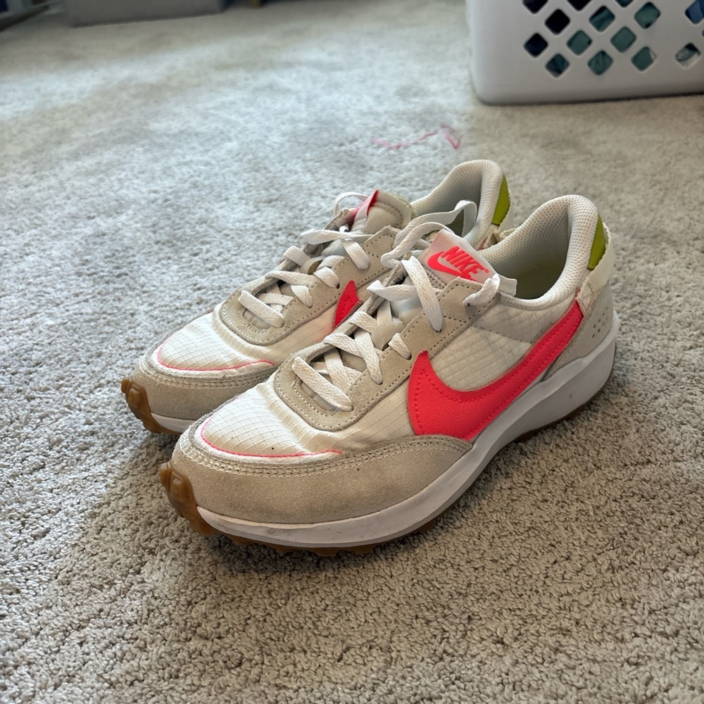women’s nike shoes!! size 5.5